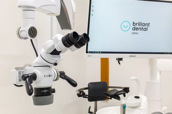 Профилактический осмотр и лечение под микроскопом