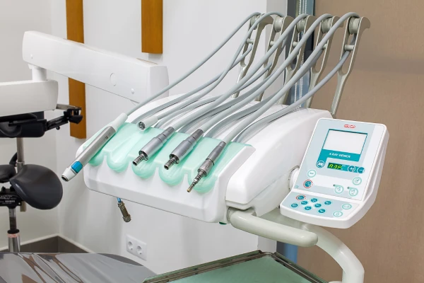 Профилактический осмотр и лечение под микроскопом