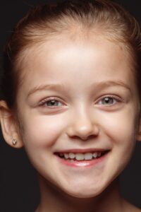 Почему чернеют зубы у детей
